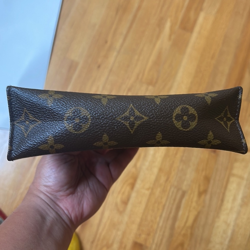 Louis Vuitton cosmetics/Toiletries bag with No strap 100% Authentic - Picture 13 of 14